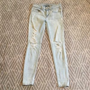 EUC AE Light Wash Skinny Jeans